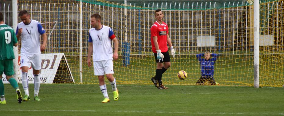 Piłka w siatce Kodzisa po rzucie karnym. Nasz młody golkiper jeszcze trzykrotnie musiał sięgać po futbolówkę w sieci