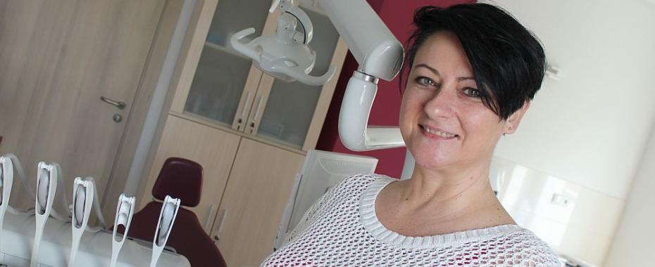 Izabela Szczepanowska, lekarz stomatolog stomatologii ogólnej, absolwentka Akademii Medycznej w Poznaniu. W zawodzie od 1994 roku. Pochodzi z Wałbrzycha
