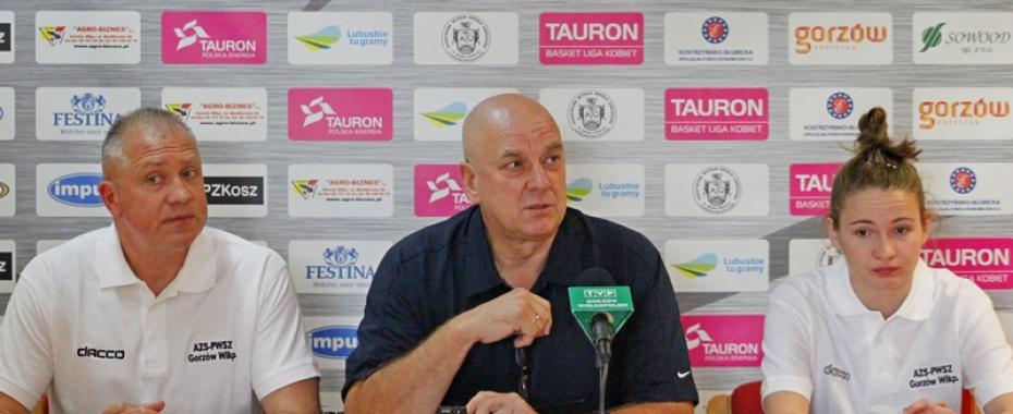 Trener Dariusz Maciejewski i wiceprezes Ireneusz Madej zaprezentowali Monikę Naczk, pozyskaną z Basketu Gdynia