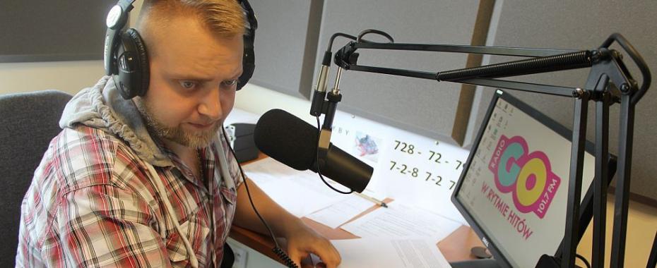 Maciej Ziółkowski w radiu Go przygotowuje serwisy informacyjne