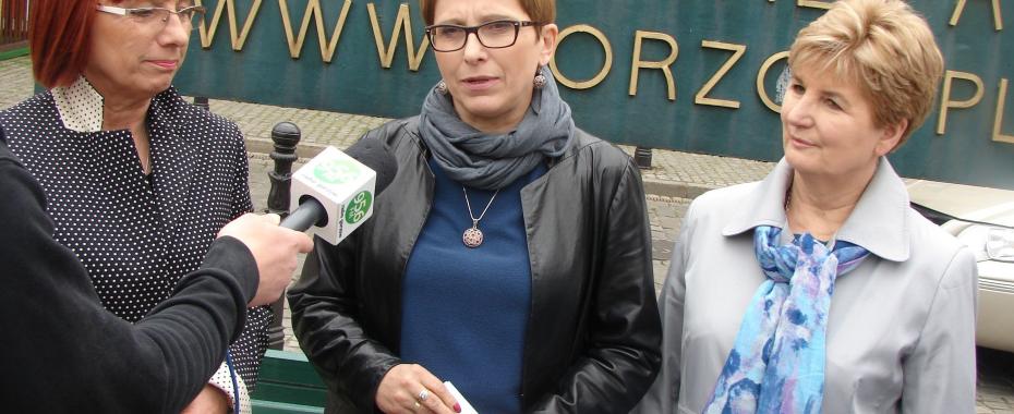 Krystyna Sibińska będzie jednak kandydować do sejmu. Stojąca po jej prawej stronie Helena Hatka prawdopodobnie powalczy o senat jako niezależna