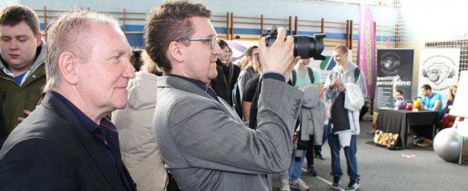 Mariusz Gewert (z aparatem), główny organizator targów