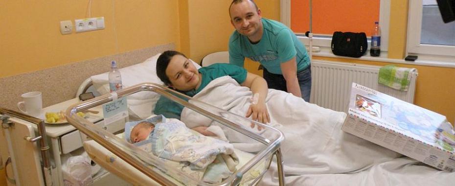 Mała gorzowianka Zuzia Mrozowicz i jej dumni rodzice