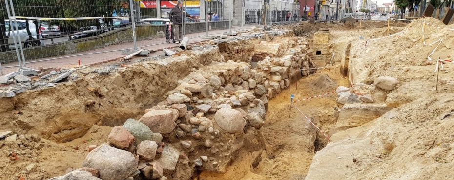 Wykopaliska archeologiczne, fundamenty bramy Santockiej na Sikorskiego w rejonie Herberta