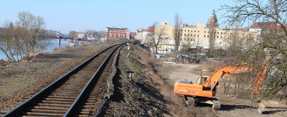 Gorzowski odcinek LK nr 203. Tor prowadzący ze wschodu na estakadę kolejową