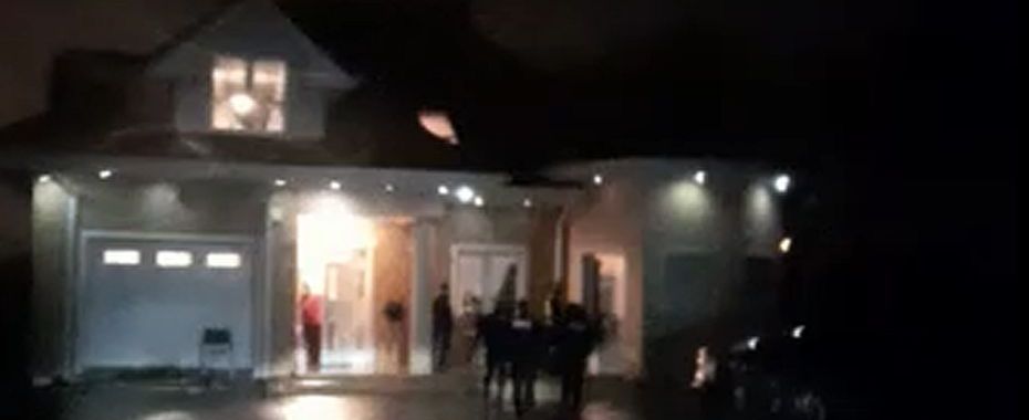 Screen z filmu nagranego komórką - interwencja policji z 31 grudnia przed domem Sajmona Kozłowskiego