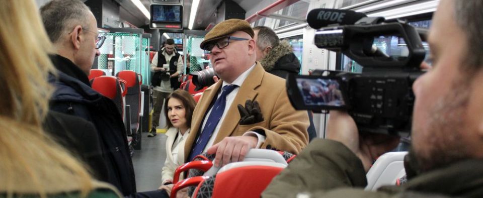 Na pierwszym planie Grzegorz Kucia, prezes H. Cegielski – Fabryki Pojazdów Szynowych w Poznaniu - tam powstał nowy szynobus