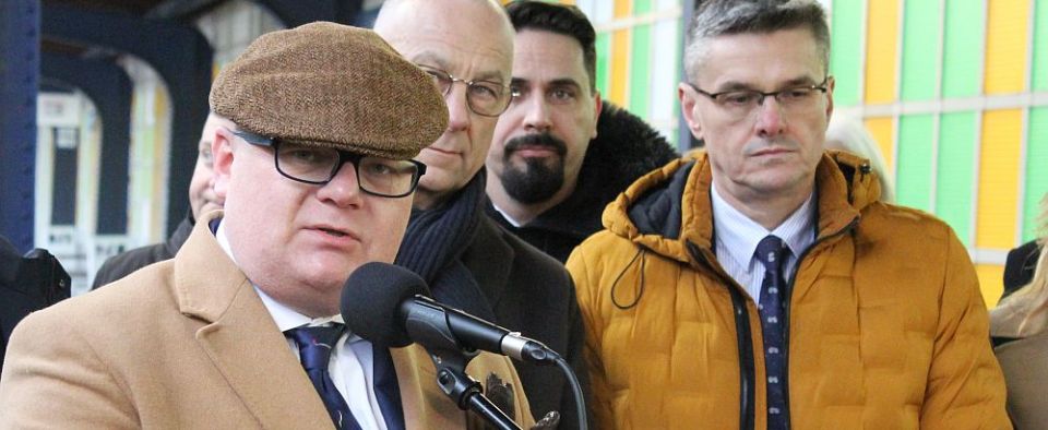 Na pierwszym planie Grzegorz Kucia, prezes H. Cegielski – Fabryki Pojazdów Szynowych w Poznaniu - tam do 2028 roku powstanie sześć nowych szynobusów dla lubuskiego