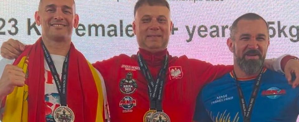 Nikodem Jędryczko (w środku) tuż po mistrzowskich walkach 13 kwietnia na Malcie