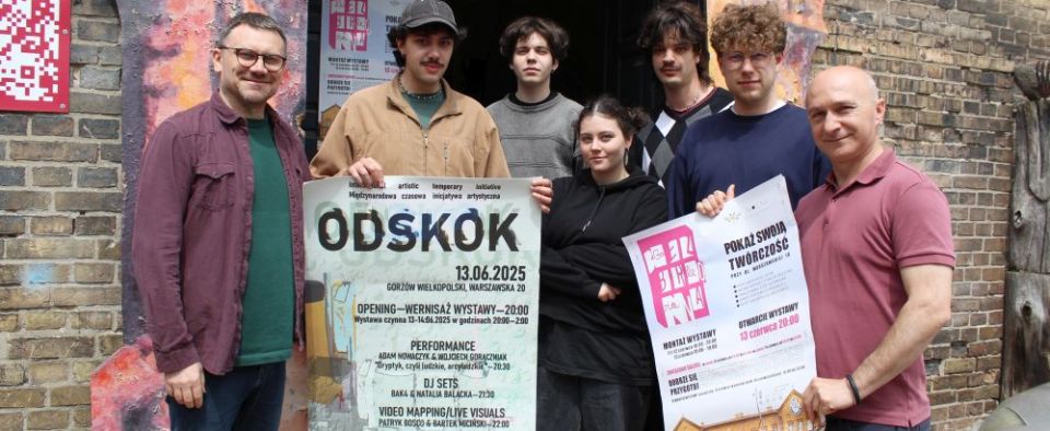 na zdjęciu organizatorzy wystawy „Odskok” oraz najnowszej edycji Galerii Bezbronnej przed wejściem do dawnego Plastyka przy Warszawskiej