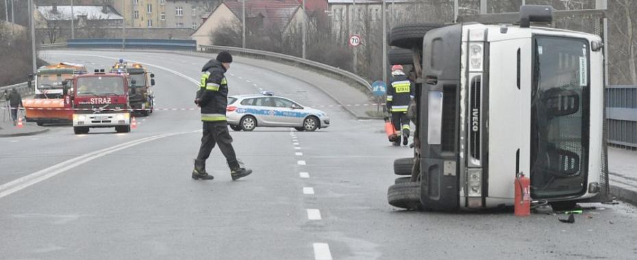 Iveco narobiło bałaganu na Moście Lubuskim. Rozsypały się butle z CO2