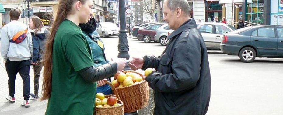 200 kilogramów jabłek i 200 porcji surówek za darmo