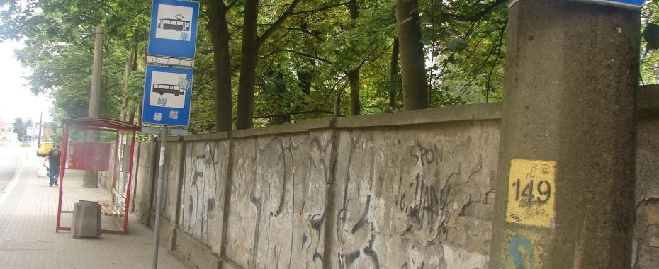 Radny chce zburzyć mur. Urzędnicy wolą graffiti