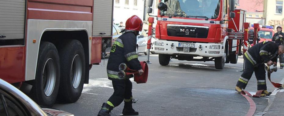 Akcja straży na Brukselskiej! Do ognia ruszyło aż dziewięć zastępów
