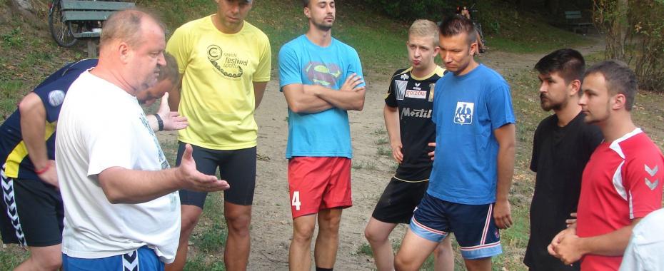 Piłkarze ręczni trenują już razem. Bieganie, siłownia, w weekend hala