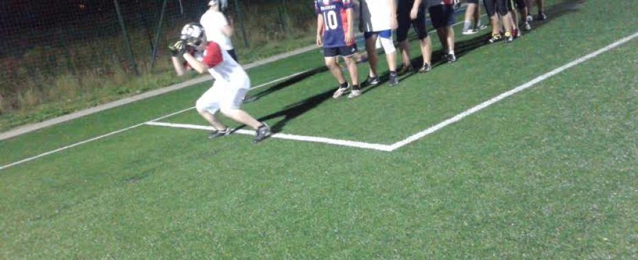 Futboliści amerykańscy trenują przed ligą