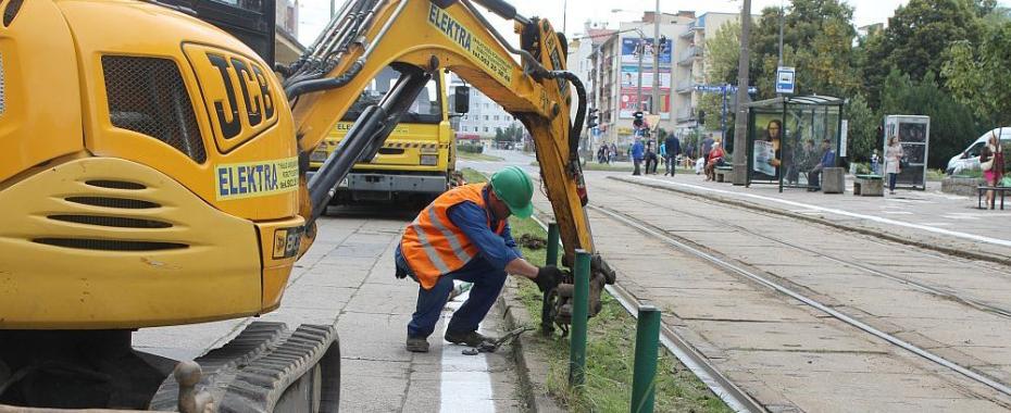 Od rana, metr po metrze, znikają barierki, a tramwaje powolutku...