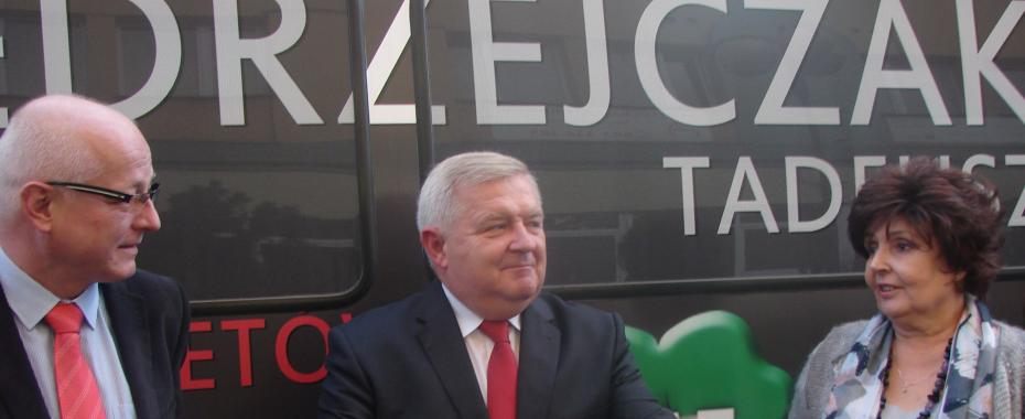 Jędrzejczak chce busem wjechać do Senatu