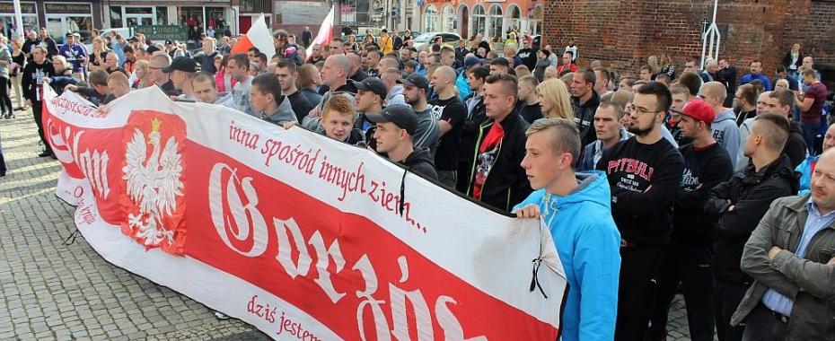 Manifestacja gorzowian przy katedrze. Są przeciwko uchodźcom