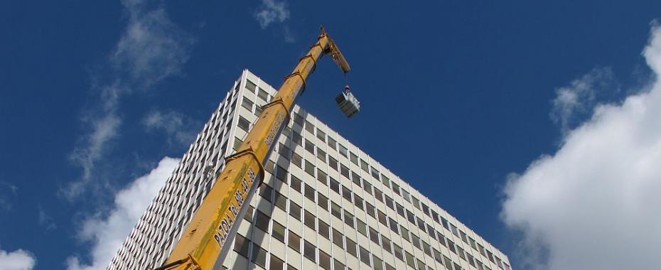 Dziwne prace przy LUW. Był potrzebny dźwig znacznie wyższy od wieżowca