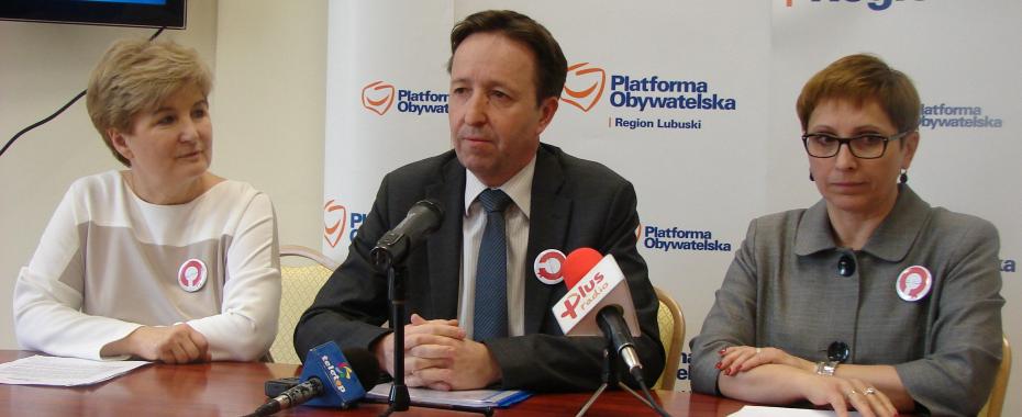 Komplementów co niemiara. Odchodzący posłowie popierają Sibińską