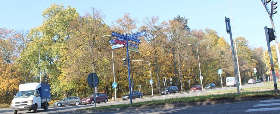 Wszystkich Świętych, wszystkie informacje: zmiany ruchu, postoje i autobusy na cmentarz