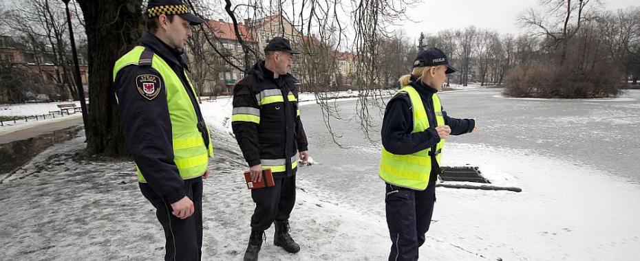 Stop! Przy takich temperaturach lodowa tafla jest zabójcza