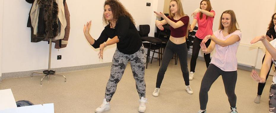 Coraz więcej dziewczyn tańczy dancehall! Pupy i biodra idą w ruch