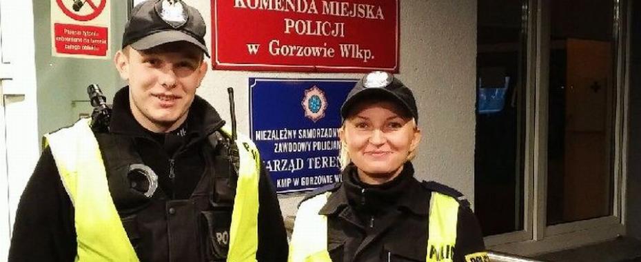 Para posterunkowych reanimuje człowieka! Stracił przytomność na środku osiedla