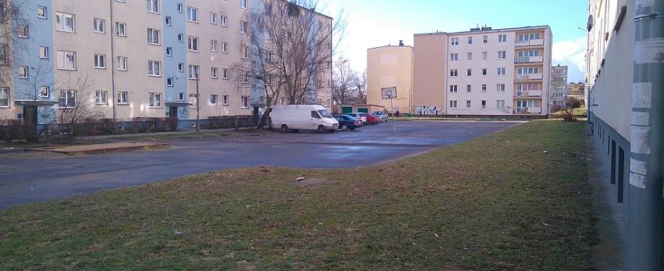 Tu ma być parking czy plac zabaw dla dzieci? Spór przy Słonecznej