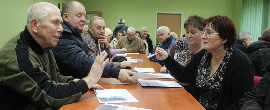 Tak czy nie dla parkingu na boisku? Sprawę ma załatwić ankieta
