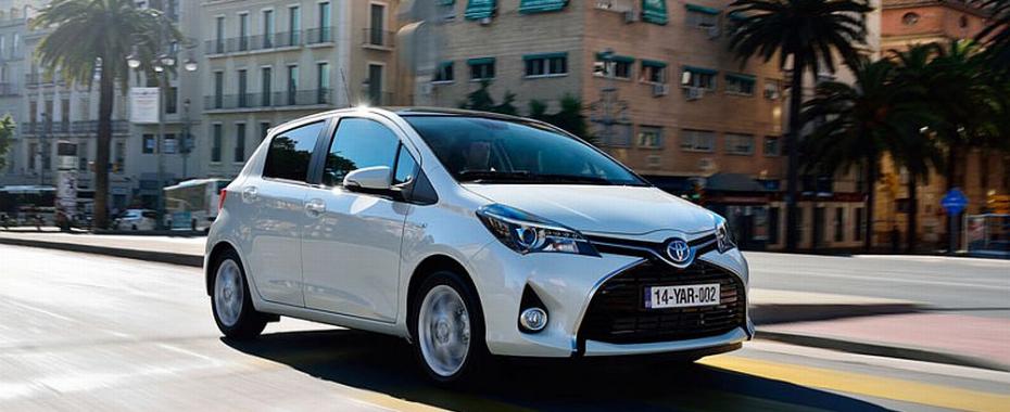 W salonie Toyoty mierzymy się z hybrydowymi mitami