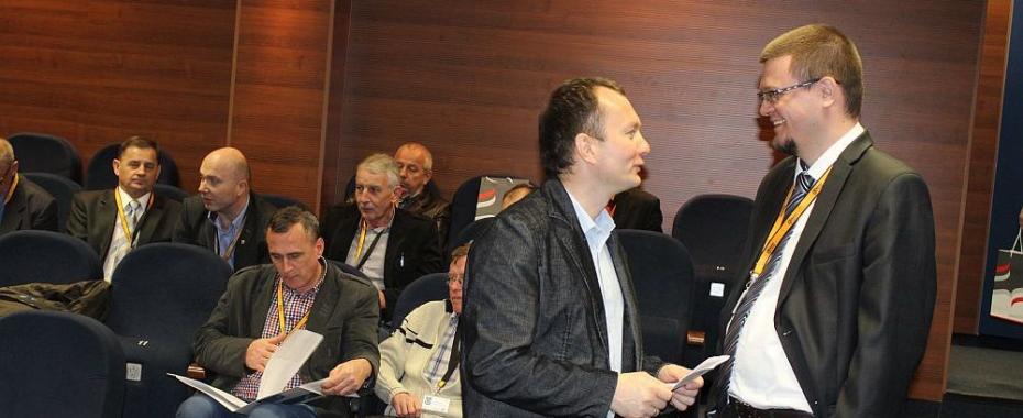 Naukowcy z tytułem ręka w rękę ze studentami. Konferencja inna niż wszystkie