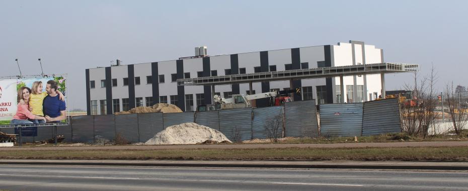 Co rośnie przy wjeździe na S-3? Hotel, stacja paliw i... siłownia!