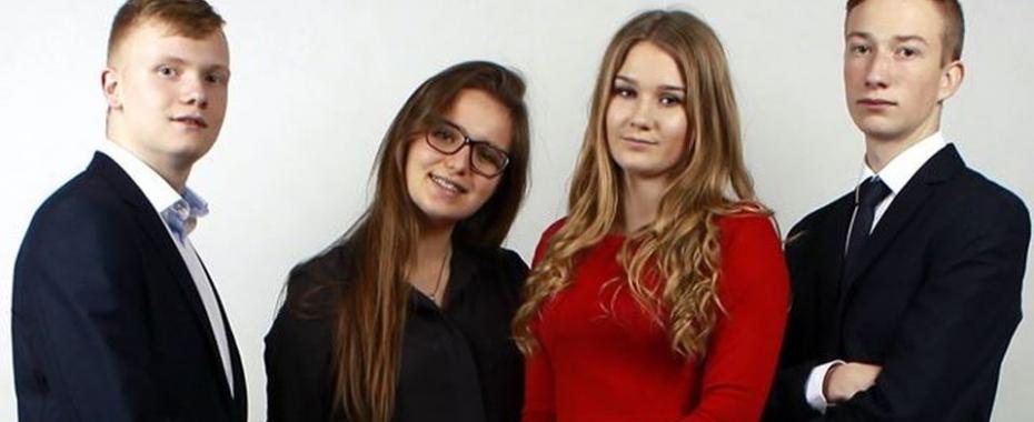 Czwórka licealistów otwiera się na myśl polityczną. Wciąga też innych
