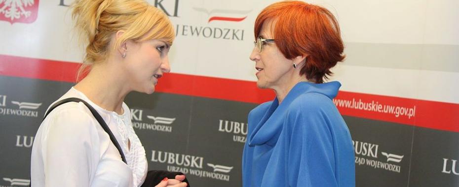 Minister Elżbieta Rafalska przekazuje 500+ na ręce Wójcickiego i Kubickiego