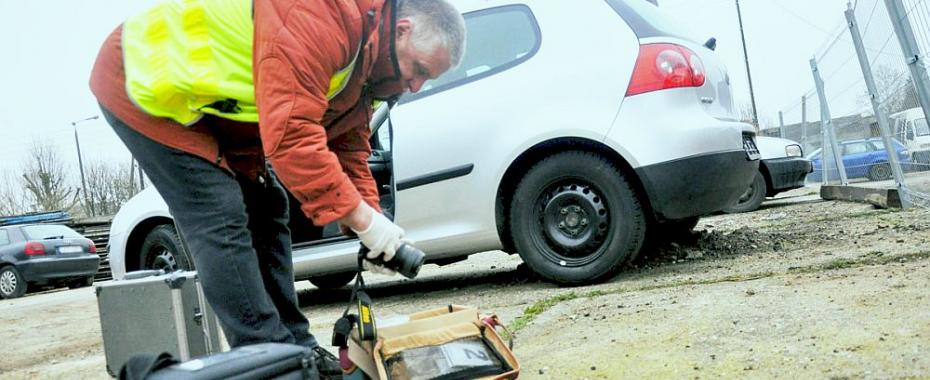 Srebrny golf na dziwnych blachach jedzie Kostrzyńską. Co robi policja? Sprawdza