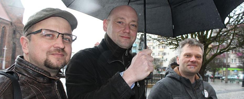 KOD w strugach deszczu: Przypominamy, że Konstytucja RP to podstawa