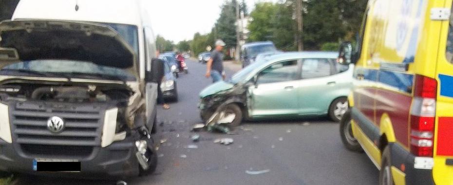 Osobówka wpadła na busa na Wiatracznej. Są poszkodowani