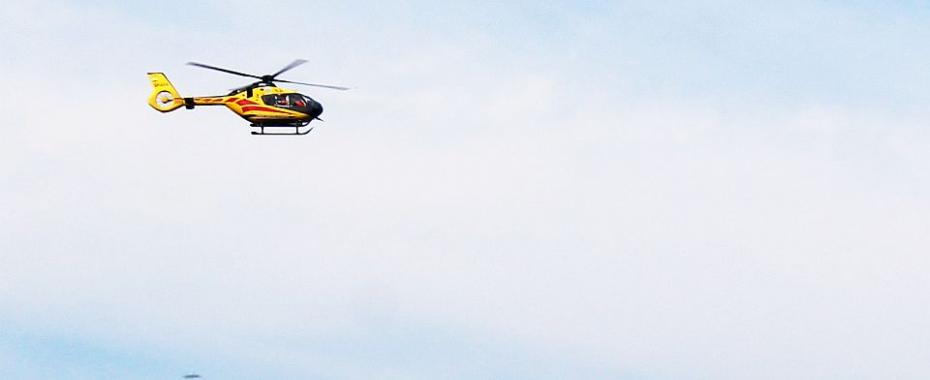 Helikopter czeka na namiot i betonowy plac