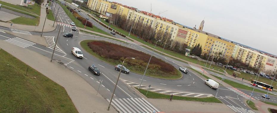 Groźnie! Bus leżał na rondzie przy Tesco