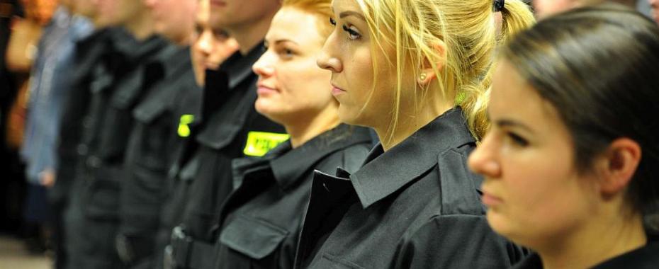 Młode policjantki i policjanci na zdjęciach