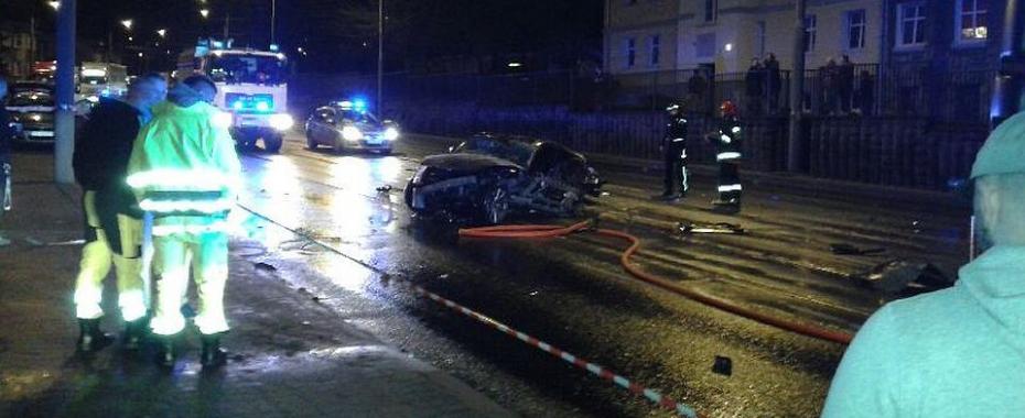 Spłonął nissan. Kierowca i pasażerka w szpitalu