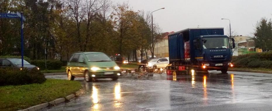 Uwaga na skrzynki i rozbite butelki