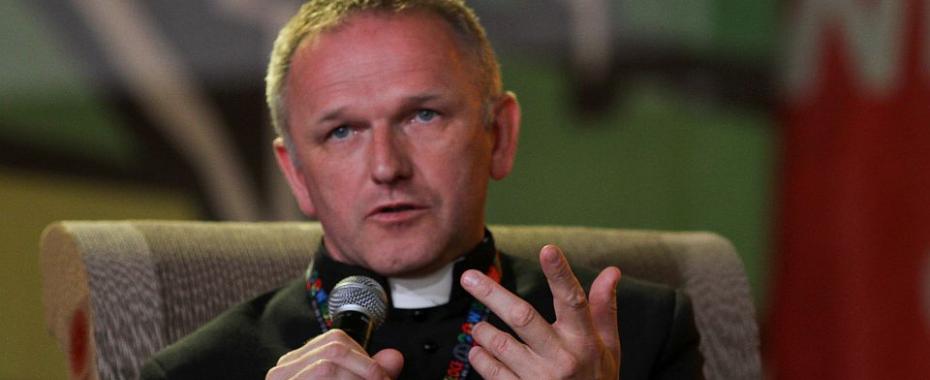 W mieście ksiądz, co biskupom się nie kłania