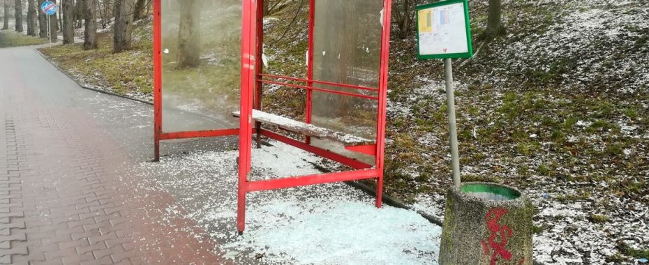 W nocy tłukli szybę, wyrwali znak
