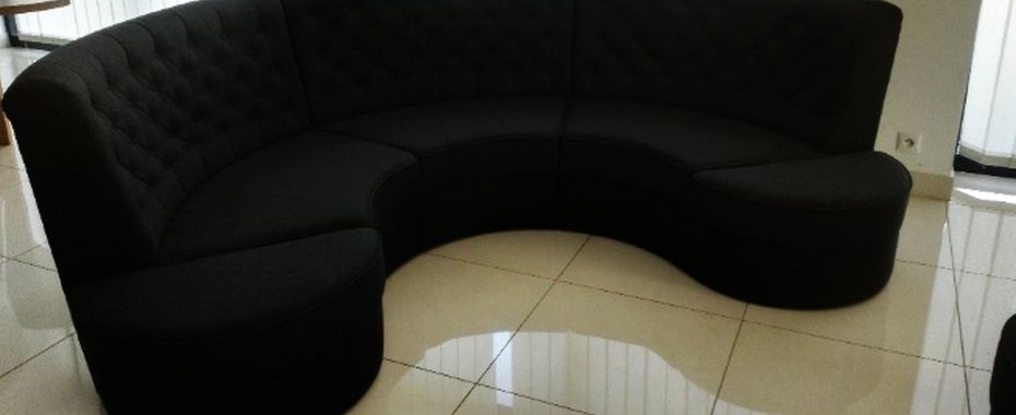Duża piękna półokrągła sofa