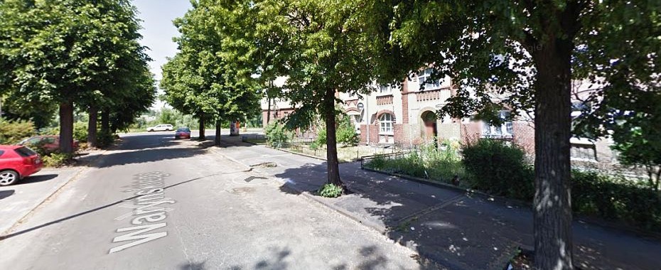 „Tuptuś” drepcze po urokliwej uliczce