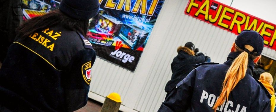 Mundurowi sprawdzają punkty z petardami