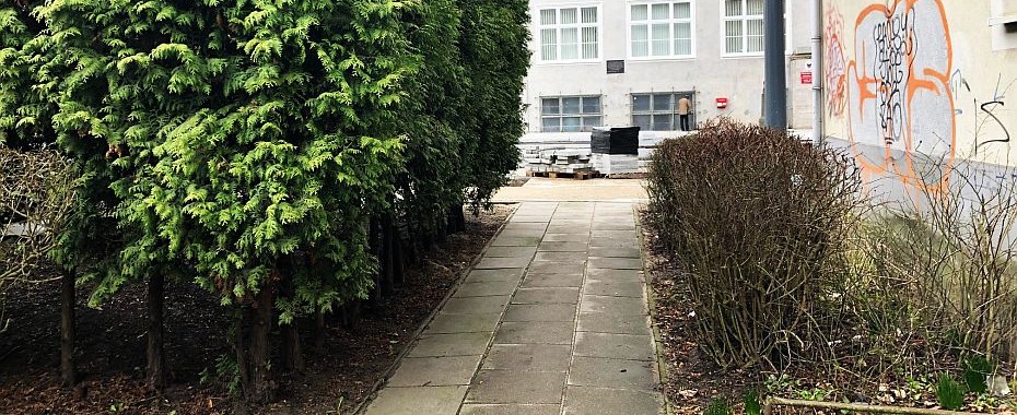 O śmietniku w centrum, dołożył też budowniczym